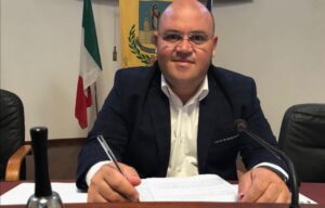 Mozione di sfiducia al sindaco Quinci, firmano anche Palermo e Marascia. La palla passa al consiglio comunale