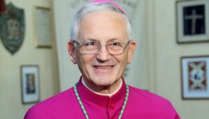 Trapani, il vescovo Fragnelli riapre le chiese (ma solo per pregare)