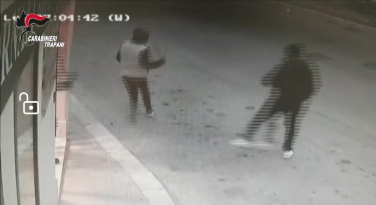 VIDEO – Ecco i momenti della tentata rapina con machete a Trapani