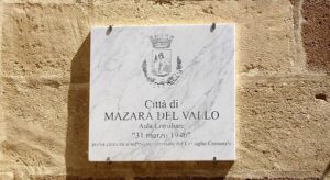 Con un coltello fuori dal palazzo di giustizia di Marsala,  i carabinieri denunciano una 39enne castelvetranese