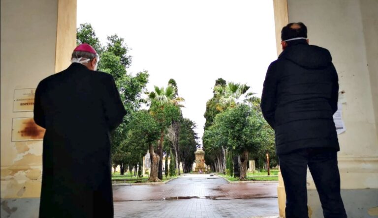 Mazara, il vescovo e il sindaco in preghiera assieme al cimitero
