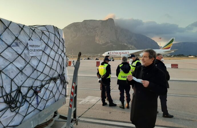 Coronavirus: atterrato a Palermo un carico di 40 tonnellate di dispositivi acquistato dalla Regione