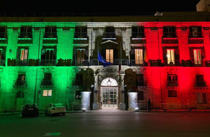 Coronavirus: il Tricolore sulla facciata di Palazzo Orleans