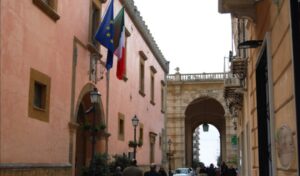 Minaccia di sfondare la porta di casa dell’ex moglie a Castelvetrano, un uomo arrestato dai carabinieri