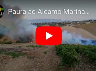 VIDEO – Paura ad Alcamo Marina per un incendio di vaste dimensioni