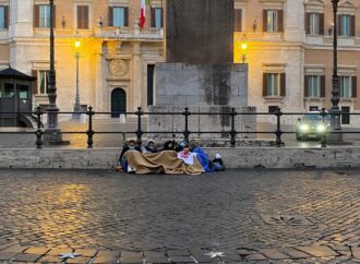 VIDEO – Sequestro pescherecci, familiari si sono incatenati in piazza Montecitorio