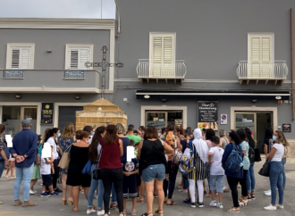 VIDEO – Assembramenti e mancanza di banchi, protestano le mamme degli studenti della scuola Grassa