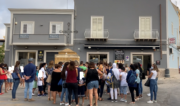 VIDEO – Assembramenti e mancanza di banchi, protestano le mamme degli studenti della scuola Grassa