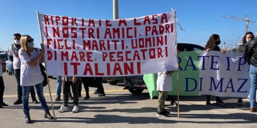 VIDEO – In piazza anche oggi i familiari dei marittimi di Mazara sequestrati in Libia