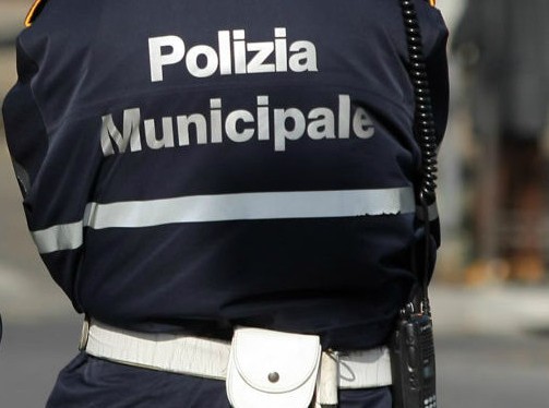 Controlli dei vigili urbani di Trapani, scattano multe e sequestri