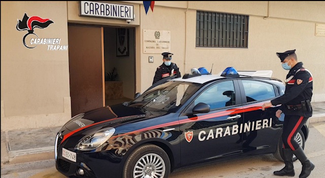 Mazara, 8 persone dai carabinieri