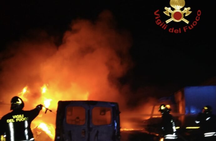 Marsala, 15 auto distrutte in un incendio in contrada Ciancio