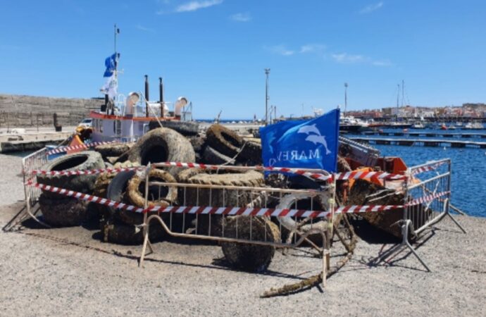 Pantelleria, recuperati centinaia di pneumatici dai fondali del porto