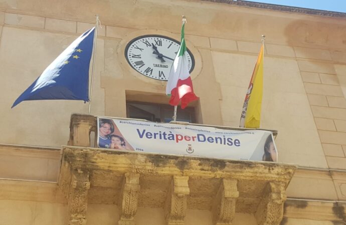 “Verità e giustizia per Denise”, striscione al palazzo municipale di Castellammare del Golfo