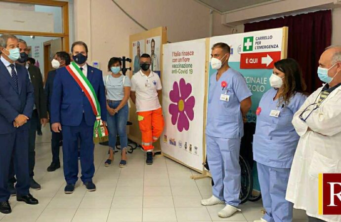 Covid, il presidente Musumeci in visita ieri all’hub vaccinale di Buseto Palizzolo
