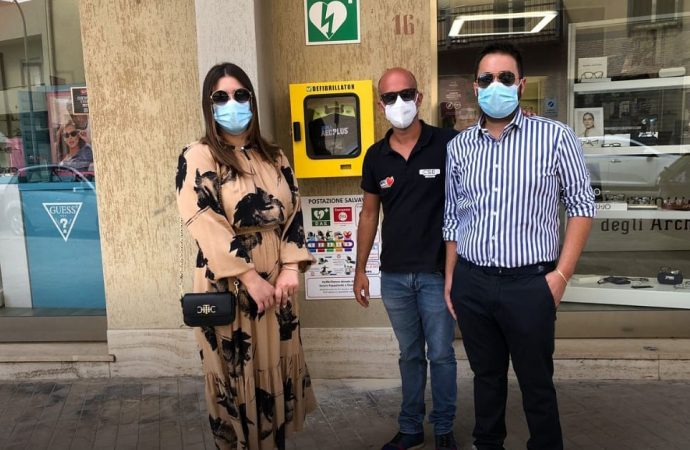 Giovane coppia dona un defibrillatore alla Città di Trapani, il ringraziamento del Sindaco