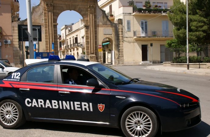 Ubriaco lancia pietre contro un’auto,  arrestato dai carabinieri di Castelvetrano