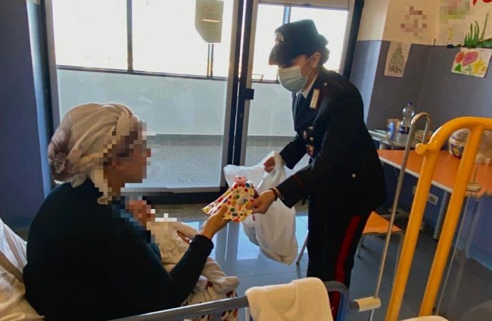 Carabinieri consegnano doni ai bambini del reparto di pediatria dell’ospedale Borsellino di Marsala