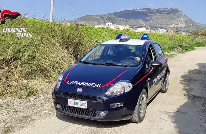 Trapani: scappa dopo avere provocato un incidente, ma perde la targa. Denunciato dai carabinieri