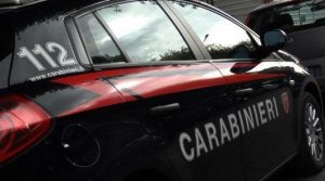 Castelvetrano, ubriaco lancia bottiglie di vetro contro le auto: denunciato dai carabinieri