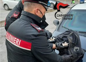 Minaccia i familiari con un  coltello, un uomo arrestato dai carabinieri di Mazara