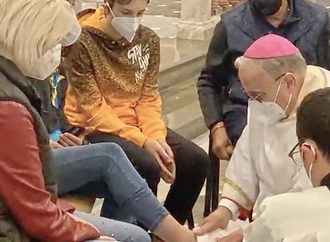 Il Vescovo di Mazara lava i piedi a 12 cittadini ucraini, 4 sono profughi di Odessa