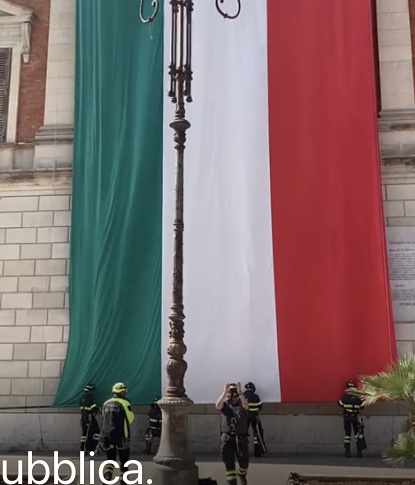 VIDEO – Trapani, sul palazzo della Prefettura il Tricolore per la Festa della Repubblica