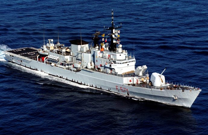 Intervento della Marina militare in difesa di due pescherecci italiani
