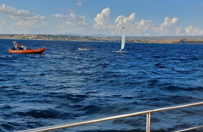 Catamarano si capovolge a Porto Palo, due persone soccorse dalla Guardia Costiera di Mazara