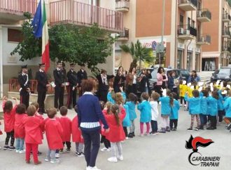 Celebrazione 4 Novembre: a Castellammare festa coi bambini davanti la stazione carabinieri