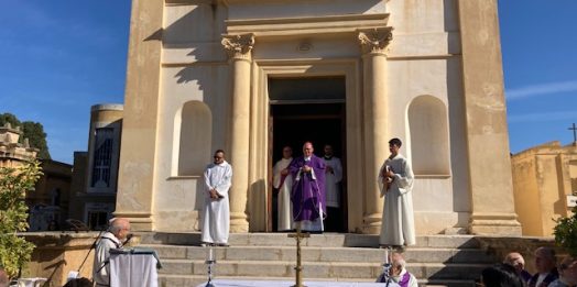 VIDEO – Mazara, messa celebrata dal vescovo Giurdanella al cimitero per la commemorazione dei Defunti