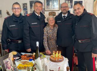 Favignana, i carabinieri festeggiano la “zia Rosina” in occasione del suo 101esimo compleanno