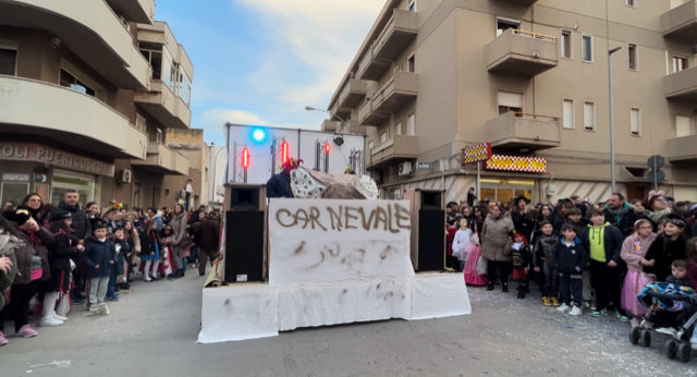 VIDEO – Mazara, al via il carnevale con la sfilata di carri allegorici