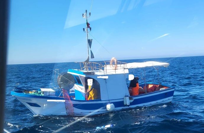 La capitaneria di porto di Trapani sequestra due reti da pesca irregolari