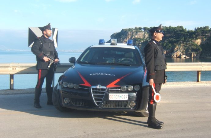 Alcamo: investe i carabinieri e scappa. Denunciato un giovane