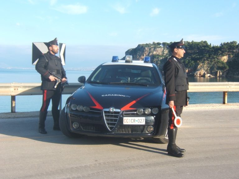 Alcamo: investe i carabinieri e scappa. Denunciato un giovane