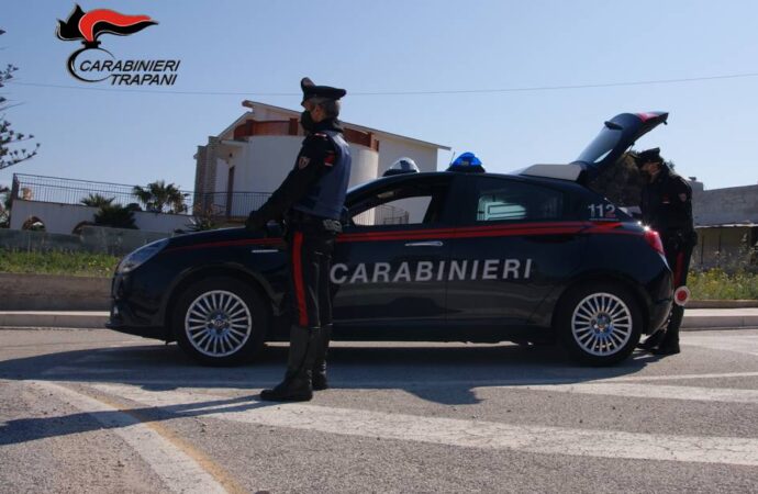 Trapanese agli arresti domiciliari aggredisce i carabinieri che lo controllano: arrestato