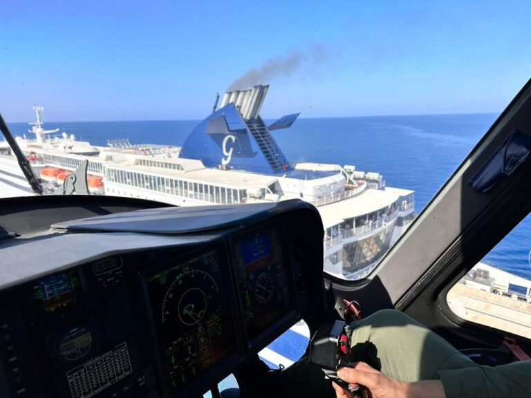 Soccorso aereo, Sicilia: elicottero dell’Aeronautica Militare recupera uomo colto da malore su nave da crociera